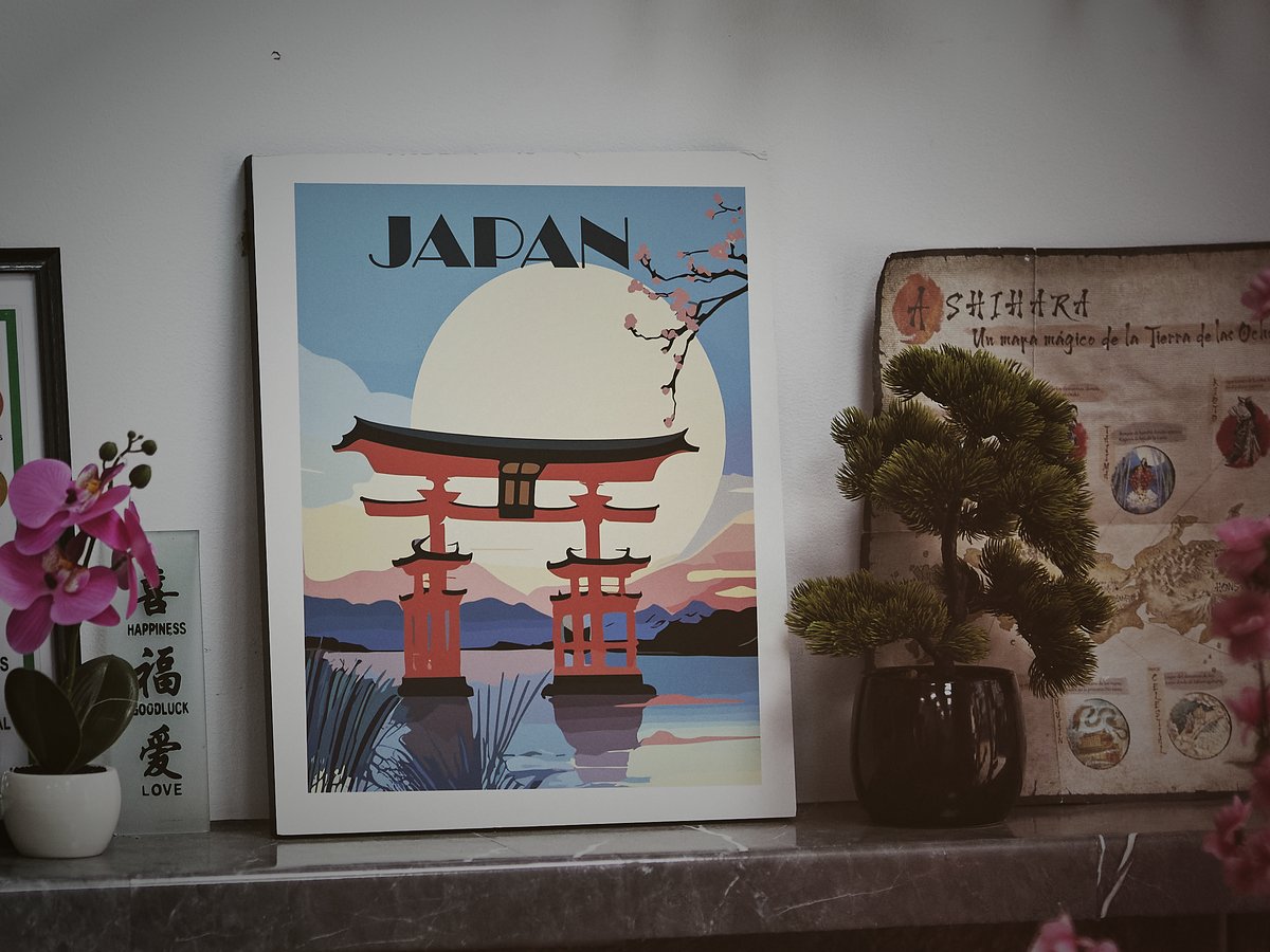 Interior del local de Tanni Sushi en Crevillente — póster vintage de Japón con torii y decoración japonesa