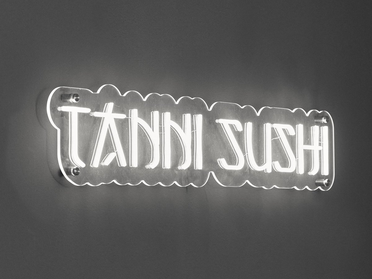Letrero de neón Tanni Sushi en uno de los locales de Aspe, Elche o Crevillente