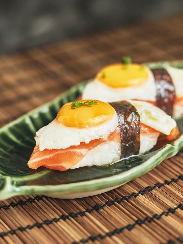 Nigiri de salmón flambeado con huevo de codorniz - Tanni Sushi